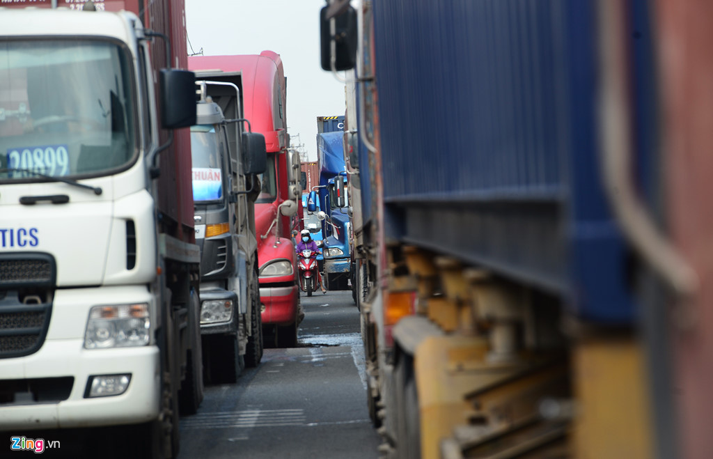 Xe cộ đặc kín trên xa lộ Hà Nội ngày cuối năm